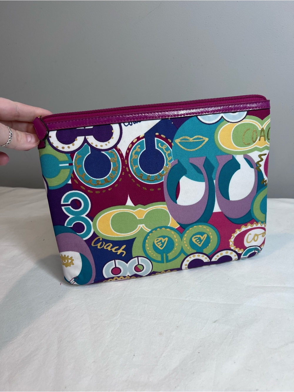 Coach Poppy tablet case featuring a vibrant multicolored graffiti "C" print - Picture 1 of 5